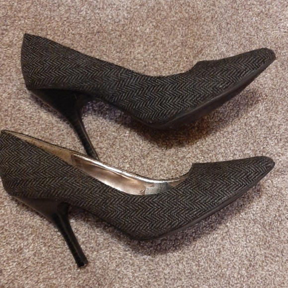 Gray & Black Textured pointy toed heels - Picture 4 of 5